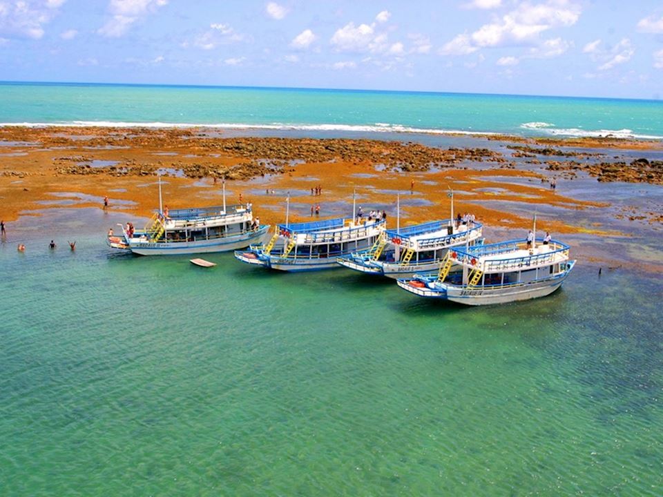 Praia de Pirangi, piscinas naturais, passeio de barco e o maior cajueiro do mundo